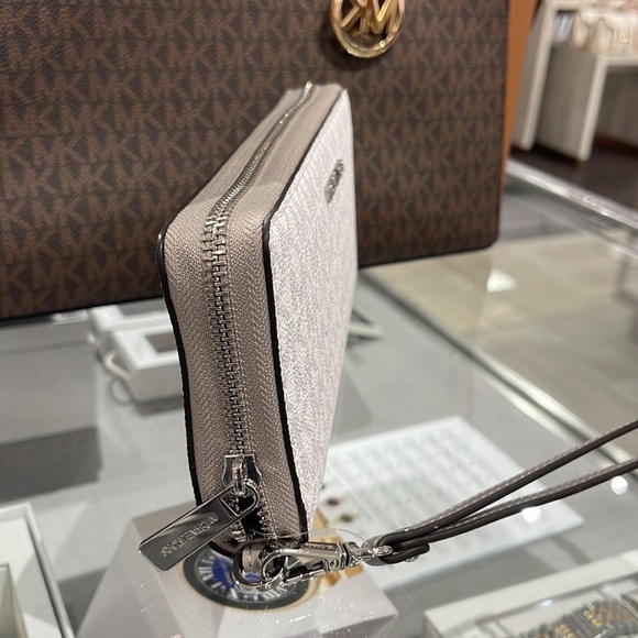 MICHAEL KORS LARGE TRAVEL CONTINENTAL WRISTLET WALLET BRIGHT WHITE SIGNATURE - Picture 10 of 16